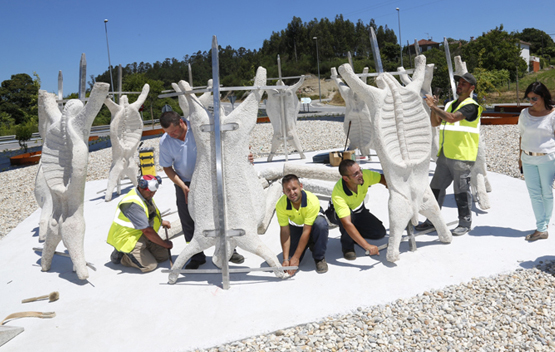 A Deputación instala nunha rotonda de Moraña un conxunto escultórico de dez pezas representantivas de carneiros
